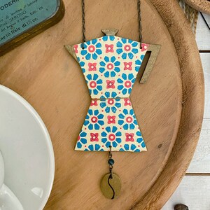 Ciondolo collana caffettiera Moka in legno dipinto a mano e carta Varese fiori blu e rosso - PREORDINE