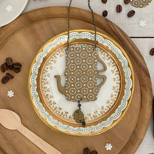 Ciondolo collana caffettiera Napoletana in legno dipinto e carta Varese marrone fiori azzurri - PREORDINE