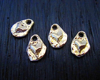 Petites breloques coeur en bronze doré artisanales rustiques (lot de 4 breloques)