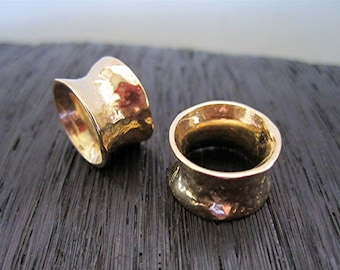 Une grosse perle et un curseur concave en bronze doré artisanal martelé (un) (X)
