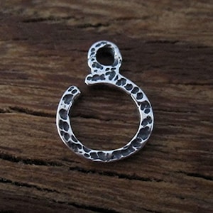 Pequeño porta dijes artesanal texturizado y asa en plata de ley (uno)