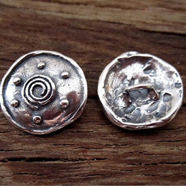 Ein Artisan Sterling Silber punktierter Spiralknopf und Lederwickelarmbandverschluss (eins)