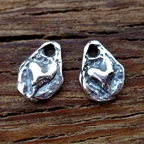 Due piccoli ciondoli a forma di cuore rustici artigianali in argento sterling (due ciondoli)
