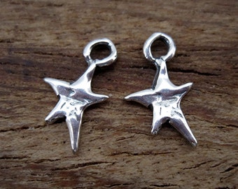 Piccoli ciondoli a stella artigianali stravaganti in argento sterling (set di 2)