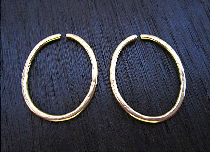 Stor rustik handgjord hängring i sterlingsilver med öppen länk (set om två) (X) bild 2