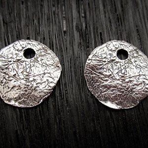Små runda texturerade skivberlocker i sterlingsilver (set om 2) (X)
