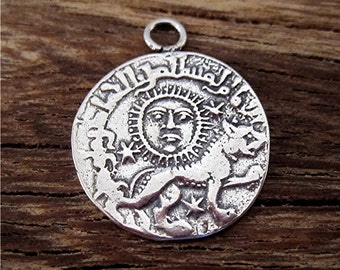 Reproduktion av sol- och lejonmynthänge och berlock i sterlingsilver (ett) (A)