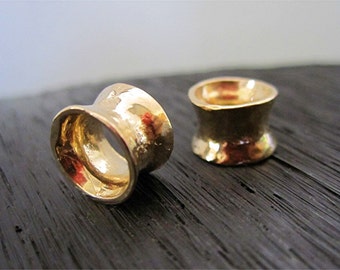 Une perle et un curseur en bronze doré artisanal concave martelé de taille moyenne (un) (X)
