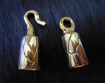 Bronze d’or Grand capuchon d’extrémité gravé à la main, crochet et fermoir à œil (un ensemble) (A)