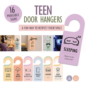 Op de afbeelding: Een collectie van 16 printbare deurhangers voor tieners in diverse pastelkleuren. Elke hanger bevat een uniek icoon en tekst zoals SLEEPING, STUDY MOOD, BAD MOOD, SOCIAL BATTERY LOW, KNOCK FIRST, HUNGRY en NEED CAFFEINE. Het ontwerp bevat een haak voor deurklinken.