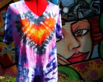 Żywy dekolt w serek z nadrukiem tie-dye, ręcznie farbowany, wykonany na zamówienie