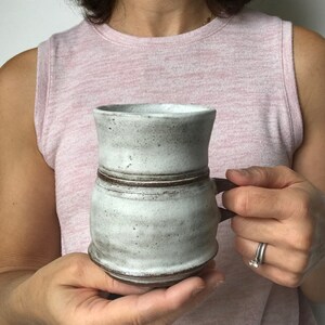 Kleine weiße Kaffeebecher, Schokolade Keramik Steinzeug, einzigartige Espresso-Tasse, Keramik Kaffeebecher, Rad geworfen Becher