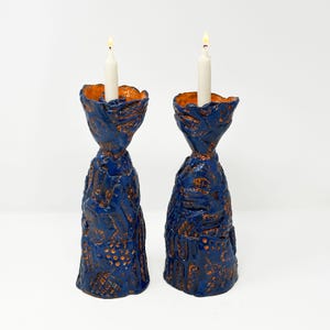 Handbyggda Shabbat-ljusstakar i stengods • Kungligt blå botaniska keramikpar