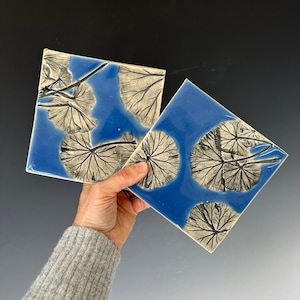 Set di sottopentola in ceramica fatti a mano: piastrelle di geranio azzurro cielo