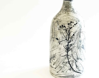 Vase feuille en porcelaine fait main : art céramique noir et blanc