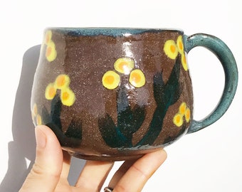 Handgemachte Kaffeetasse aus Steinzeug: Gelbe Blumen, Botanisches Design