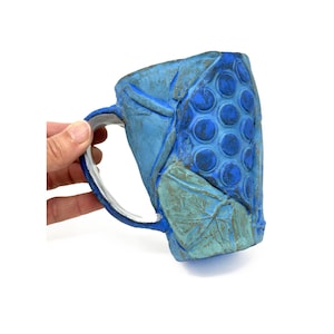 Blå botanisk stengodsmugg – texturerad lapptäcke i keramik