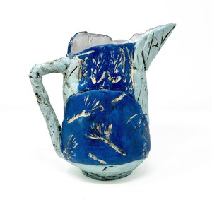 Blauwe handgemaakte keramische drankkan, limonadekan, aardewerken sapkan, kan van aardewerk klei, abstracte kan, cadeau