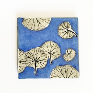Sottopentola in ceramica fatto a mano: piastrelle artistiche con foglie di geranio blu brillante