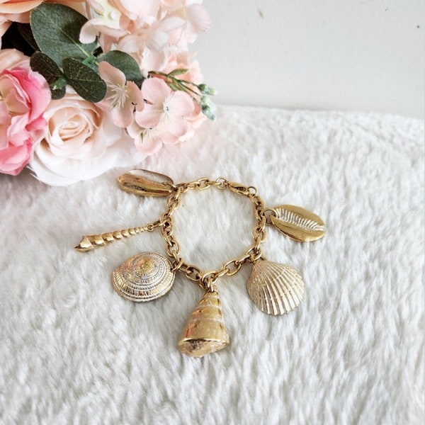 Vintage Gold Tone Seashell Dangle Charm Bracelet/ Vintage Nautical Bracelet/Boho Hippie Jewelry/Beach Jewelry/Seashell Jewelry/Ocean Jewelry