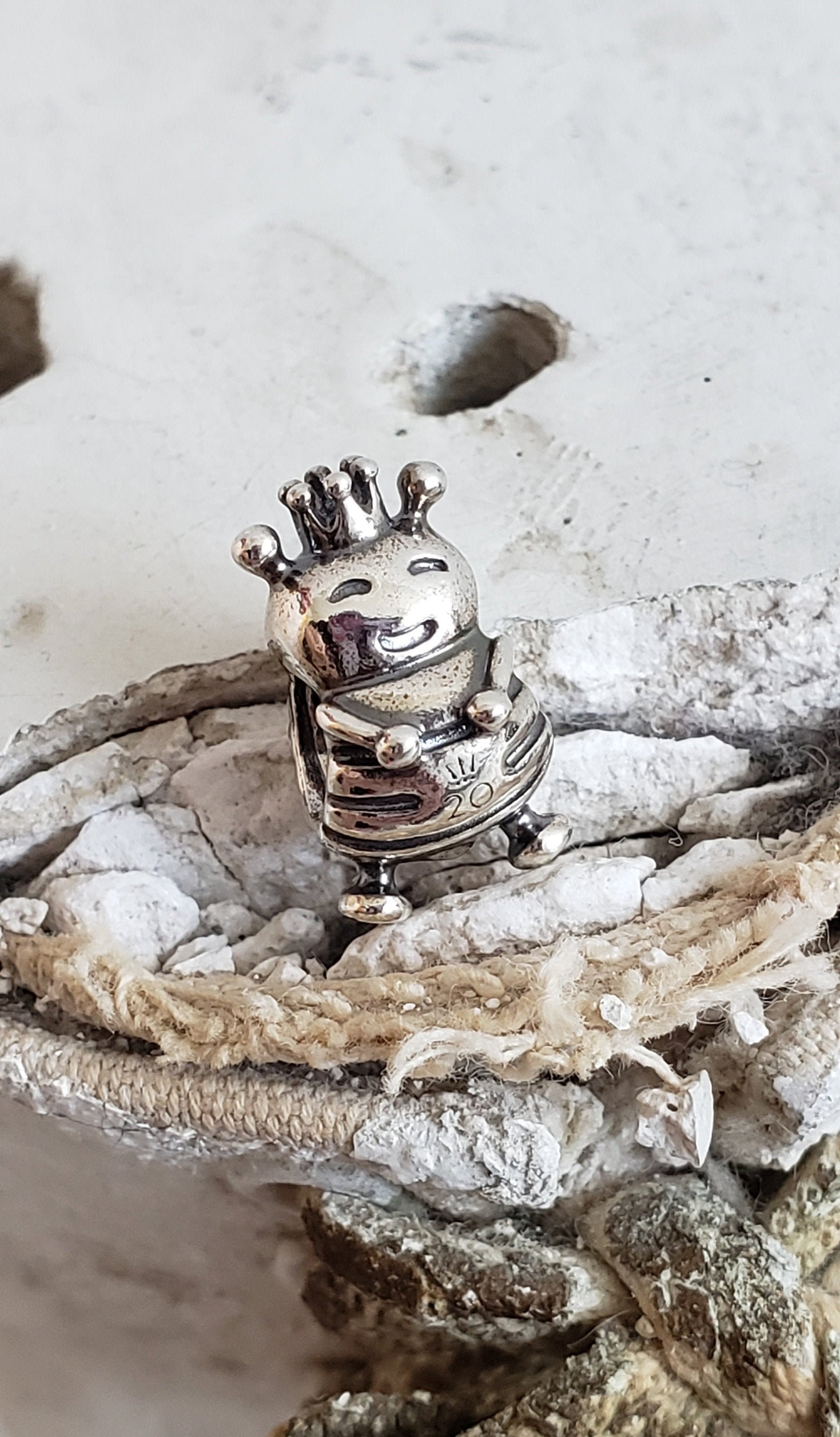 Pandora queen hotsell bee