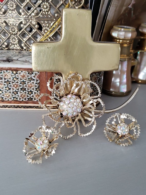 Stunning Vintage Sarah Coventry Brooch Earring Se… - image 1