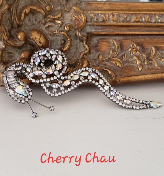 7 chic ways to wear a CHANEL brooch *not your Grandma's way* 