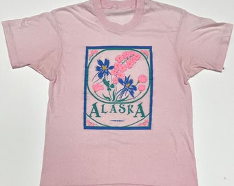 vintage 80s Alaska t-shirt - amazing 80's puffy paint souvenir shirt - single stitch - beautiful graphics