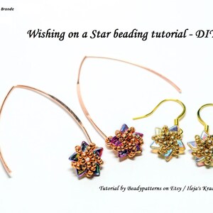 Op de afbeelding: Een paar oorbellen met stervormige kralen in goud, zilver en paars. De oorbellen hangen aan gouden en roségouden haakjes. De tekst "Wishing on a Star beading tutorial - DIY" staat boven de oorbellen. De tekst "Tutorial by Beadypatterns on Etsy/Ileja's Kraaltjes Shop" staat onder de oorbellen.