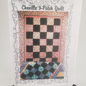 Puede incluir: Un patrón de colcha de chenilla de 9 parches en blanco y negro con un diseño floral. El patrón está enmarcado con un borde decorativo.