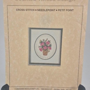 Helen Burgess Counted Thread Design. Padrão de cesta de rosas e papoulas. HB502