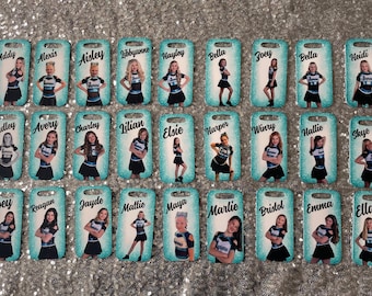 Puede incluir: Veinticuatro etiquetas de equipaje con fotos de chicas jóvenes con uniformes de animadora. Cada etiqueta tiene el nombre de una chica diferente impreso.