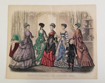 Könnte beinhalten: Eine Vintage-Illustration aus Godey's Lady's Book, die fünf Frauen in aufwendigen Kleidern und einen jungen Jungen im Anzug zeigt. Die Frauen tragen eine Vielzahl von Farben und Stilen, darunter ein lila Kleid, ein grünes Kleid, ein rotes Kleid, ein weißes Kleid und ein braunes Kleid. Die Illustration spielt in einem Raum mit gemusterter Tapete und einem Stuhl. Der Text "Godey's Fashions for January 1869." befindet sich am unteren Rand der Illustration.