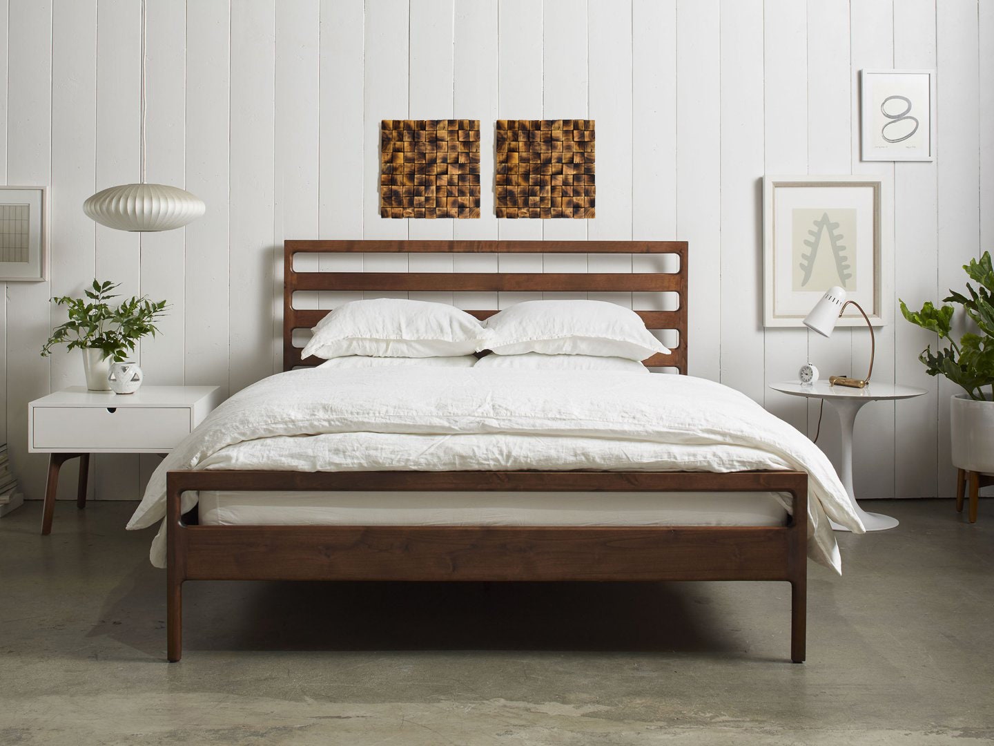 Скрип деревянных кроватей. Кровать деревянная. Деревянная кровать в интерьере. Кровать дерево. Кровать массив дерева.