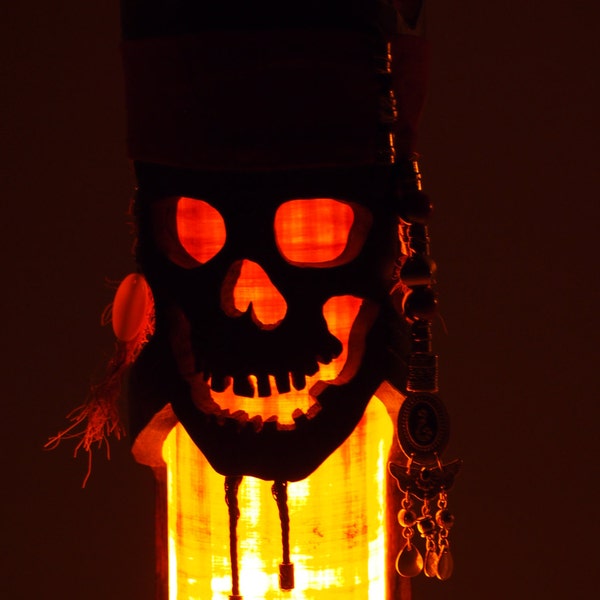 Lampe tête de mort, décoration pirate, lampe effrayante, lampe pirate, décoration tête de mort, décoration sorcière, lampe en bambou, cadeau pirate, déco homme des cavernes, cadeau petit ami