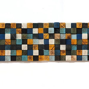 Puede incluir: Una pieza de arte de pared hecha de peque&ntilde;os cuadrados de madera en tonos de azul, verde, blanco y naranja. Los cuadrados est&aacute;n dispuestos en un patr&oacute;n geom&eacute;trico.