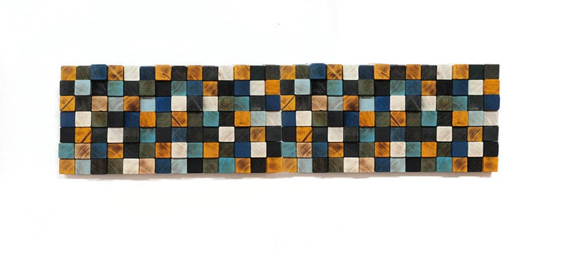 Puede incluir: Una pieza de arte de pared hecha de peque&ntilde;os cuadrados de madera en tonos de azul, verde, blanco y naranja. Los cuadrados est&aacute;n dispuestos en un patr&oacute;n geom&eacute;trico.