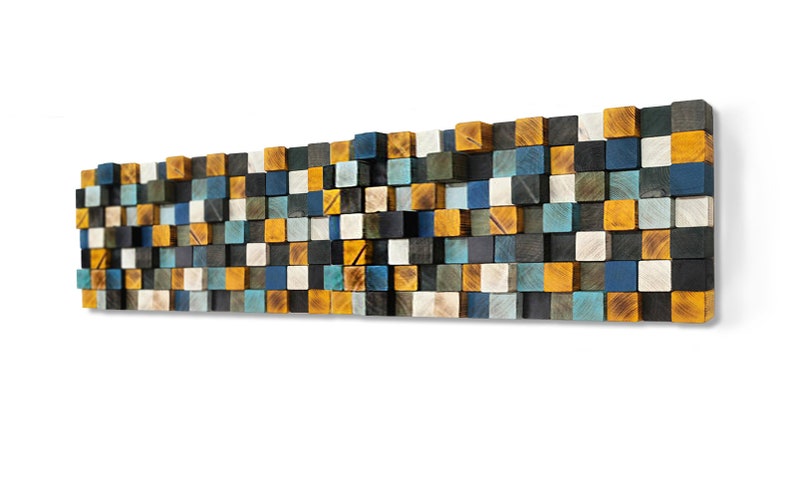 Puede incluir: Una pieza de arte de pared hecha de bloques de madera en varios tonos de azul, verde, amarillo y blanco. Los bloques est&aacute;n dispuestos en un patr&oacute;n de onda, creando un dise&ntilde;o moderno y abstracto.