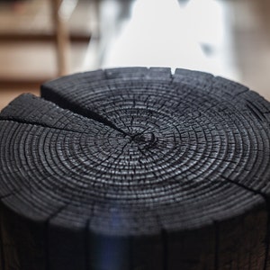 Banco de madeira queimada: mesa lateral rústica com suporte para plantas