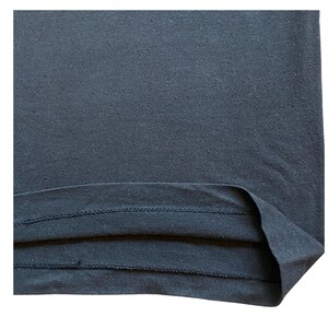 K&ouml;nnte beinhalten: Nahaufnahme eines dunkelmarineblauen Stoffes, m&ouml;glicherweise ein T-Shirt oder ein anderes Kleidungsst&uuml;ck. Der Stoff hat ein leicht strukturiertes Aussehen. Der Saum ist sichtbar, mit einer gefalteten Kante und einer Doppelnaht.