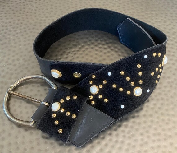 Vintage Suede Belt w funky Gold Buckle Vintage 80s Womens Black Suede Leather Belt Gold Metal  main image 2