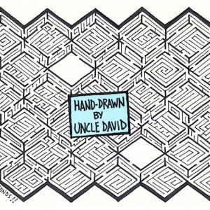 Puede incluir: Un laberinto dibujado a mano en blanco y negro con una caja azul en el centro que dice "HAND-DRAWN BY UNCLE DAVID". El laberinto tiene forma de panal y el texto "CONNECT THE DIAMONDS!!" está en la esquina inferior izquierda. El texto "D615" está en la esquina inferior derecha.