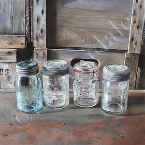 Peut inclure: Quatre bocaux en verre vintage avec des couvercles en métal. Les bocaux sont transparents et portent des étiquettes différentes, notamment "Crown", "Ideal" et "Corona Jar".
