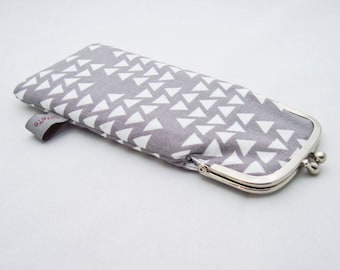 Glasses Case "Grey Triangles", white triangles on grey ground, gingham, cotton, strap closure, glasses bag