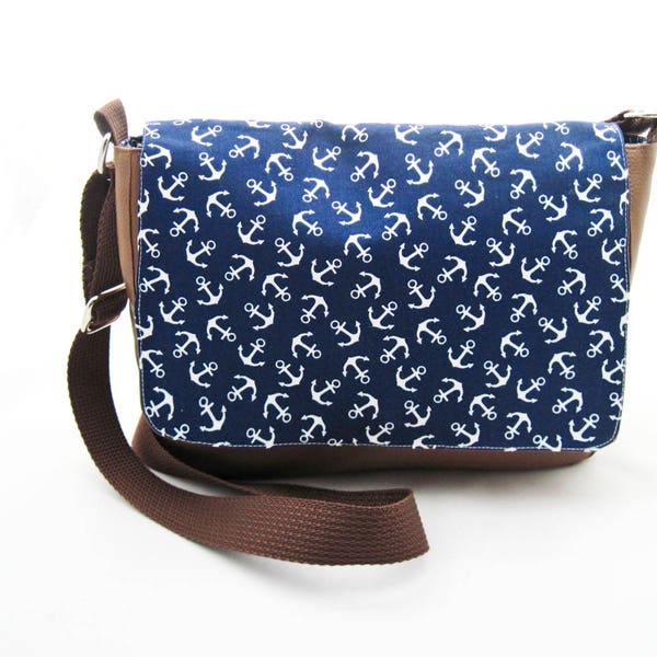 Umhängetasche, Schultertasche, Messenger Bag "Anker", braunes Kunstleder und dunkelblaue Baumwolle mit weißen Ankern, Innentaschen