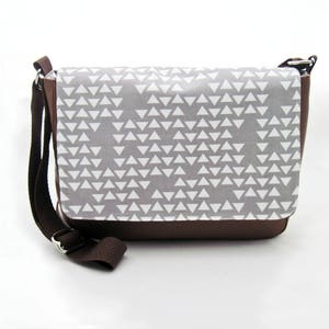 Umhängetasche, Schultertasche, Messenger Bag "graue Dreiecke", braunes Kunstleder und graue Baumwolle mit weißen Dreiecken, Innentaschen