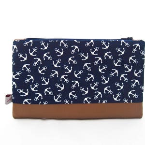 Custodia a matita, borsa cosmetica, piccola frizione "ancora", pelle finta marrone e cotone con ancore bianche su sfondo blu scuro