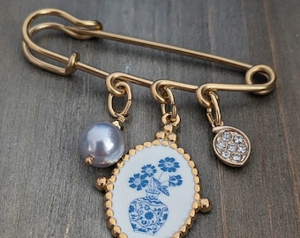 Blue Floral Brooch pin, Gold kilt style brooch, vintage style pin