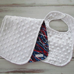 Organic Patriotic Streamer Newborn Bib and Burp Set, Patriotic Organic Newborn Bibs, Newborn Baby Gift Set Baby Gift Baby Shower Gift image 2