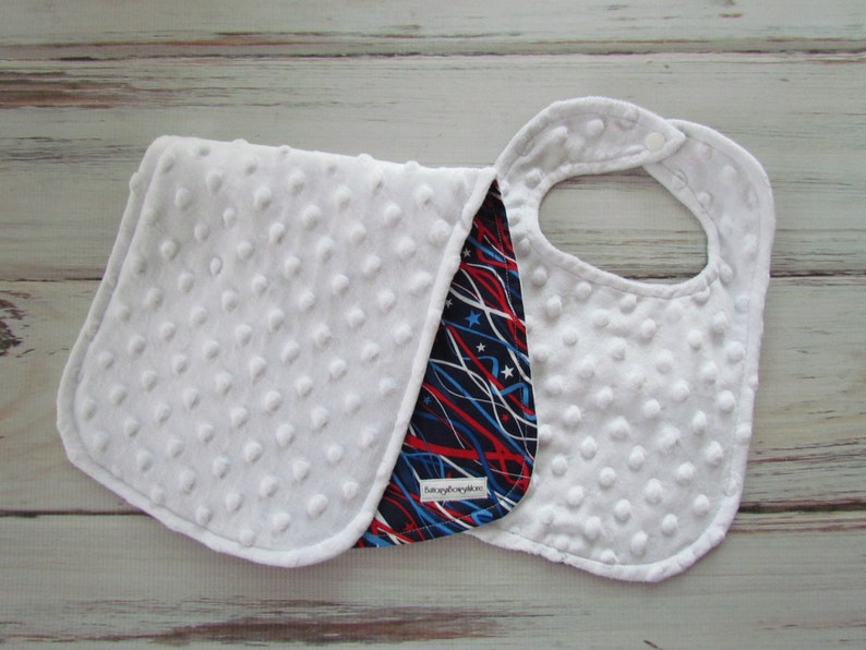 Organic Patriotic Streamer Newborn Bib and Burp Set, Patriotic Organic Newborn Bibs, Newborn Baby Gift Set Baby Gift Baby Shower Gift image 2